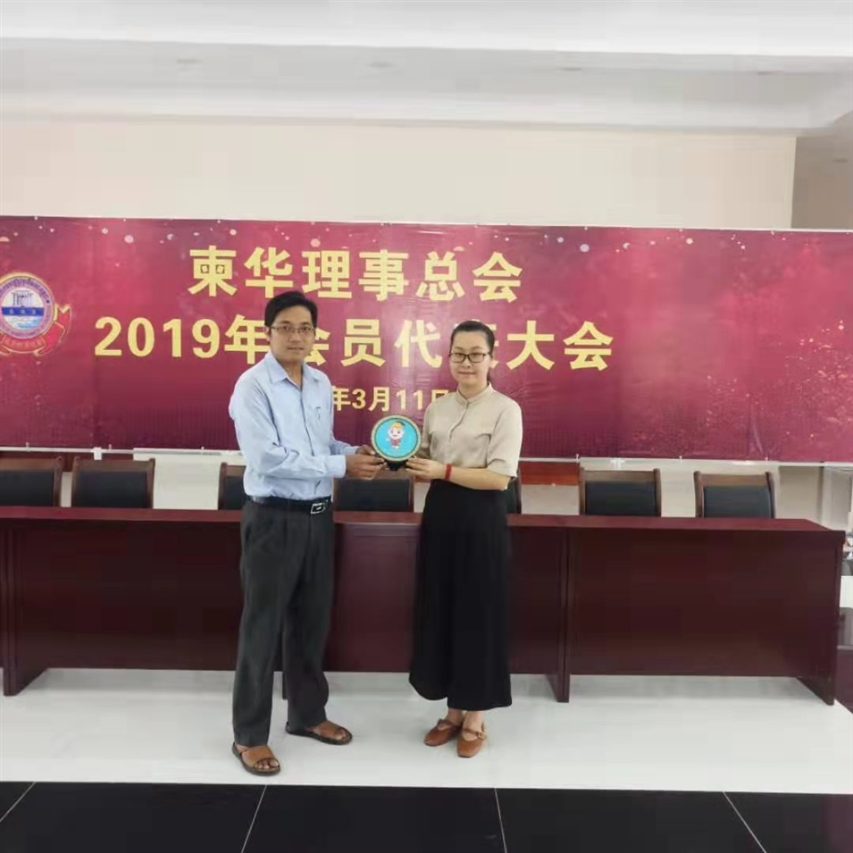 與柬華理事總會(huì )鐘耀輝秘書(shū)長(cháng)合影，并交換了紀念品